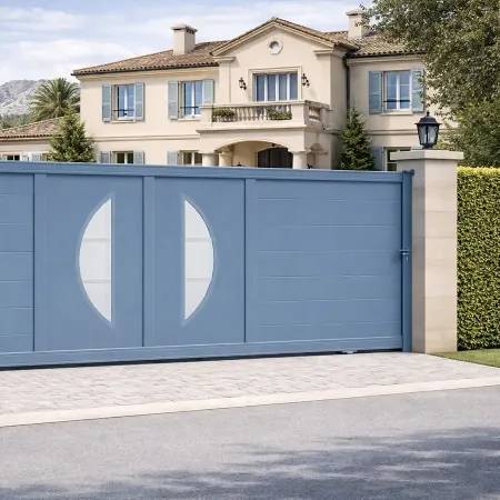 Portail coulissant en aluminium RAL 5014 intégré dans une grande clôture devant une grande maison de style méditerranéen