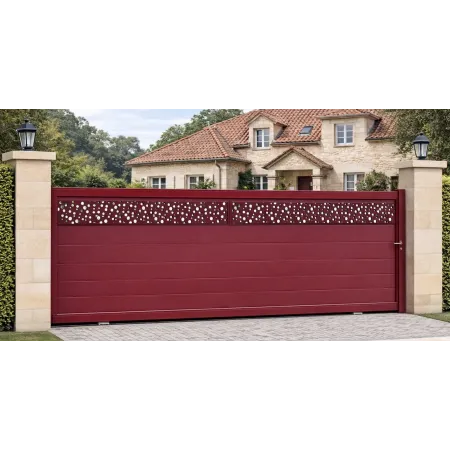 Portail coulissant en aluminium RAL 3004 installé dans une clôture devant une maison traditionnelle d’Aquitaine