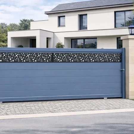 Portail coulissant en aluminium RAL 5014 installé dans une clôture devant une maison contemporaine