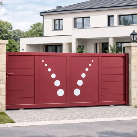 Portail coulissant en aluminium RAL 3004 intégré dans une clôture en pierre, vu de côté, devant une villa contemporaine