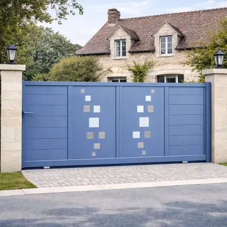 Portail coulissant en aluminium RAL 5014 installé dans une clôture, vue de côté, devant une maison ancienne contemporaine