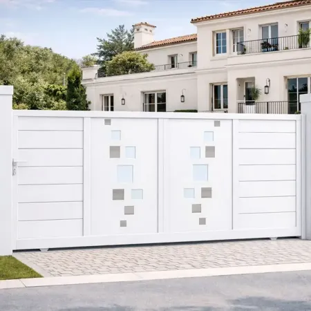 Portail coulissant en aluminium RAL 9010 avec poteaux aluminium assortis, installé dans une grande clôture