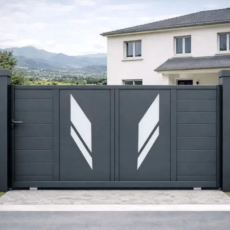 Portail coulissant en aluminium RAL 7016 avec poteaux assortis, installé devant une maison à Bastia