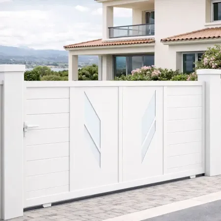 Portail coulissant en aluminium RAL 9010 avec poteaux assortis, en vue de côté devant une villa à Ajaccio