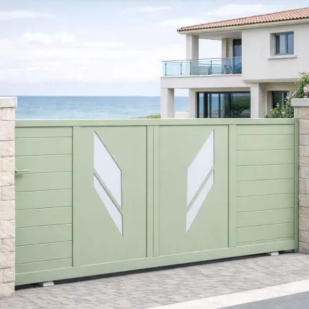 Portail coulissant en aluminium RAL 6021 avec piliers en pierre, intégré dans une clôture devant une maison en bord de mer