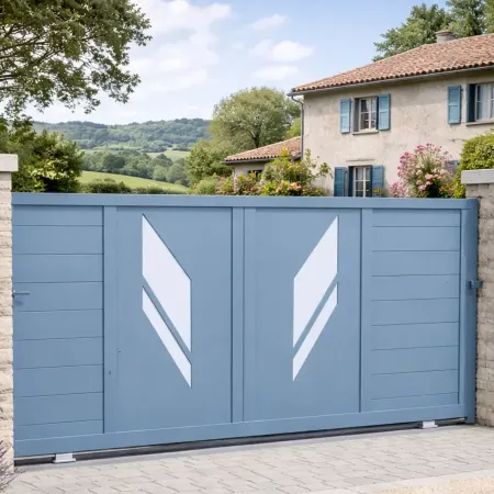 Portail coulissant en aluminium RAL 5014 avec piliers en pierre devant une maison de campagne