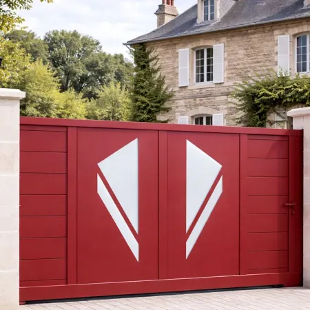 Portail coulissant en aluminium RAL 3004 intégré dans une clôture avec piliers en pierre devant une maison ancienne
