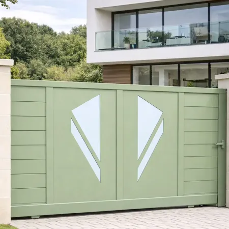 Portail coulissant en aluminium RAL 6021 intégré dans une clôture devant une maison d’architecte contemporaine