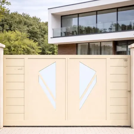 Portail coulissant en aluminium RAL 1015 vu de face, intégré dans une clôture devant une grande maison d’architecte