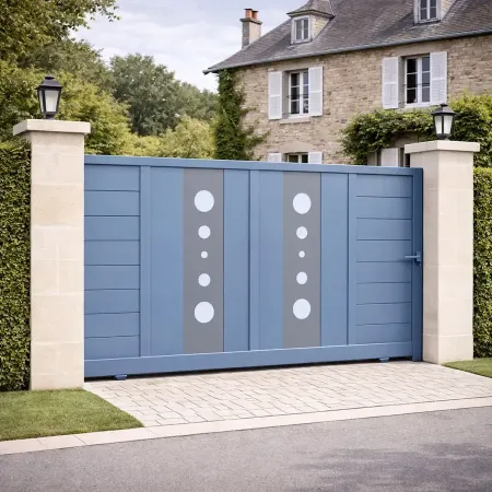 Portail coulissant en aluminium RAL 5014 vu de côté, intégré dans une clôture devant une maison de Franche-Comté
