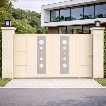 Portail coulissant en aluminium RAL 1015 vu de face, avec piliers devant une grande maison design contemporaine