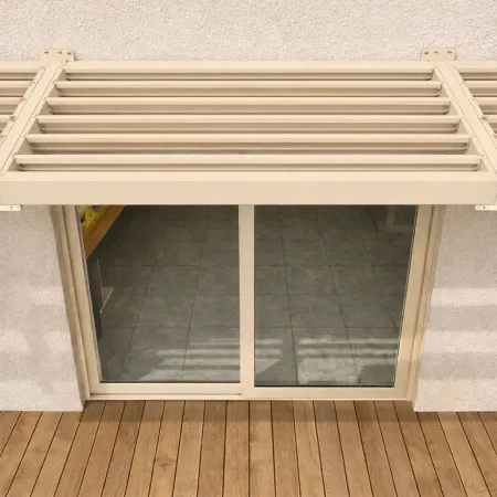 Auvent marquise suspendue en aluminium à lames fixes parallèles à la façade, installé sur une terrasse en bois