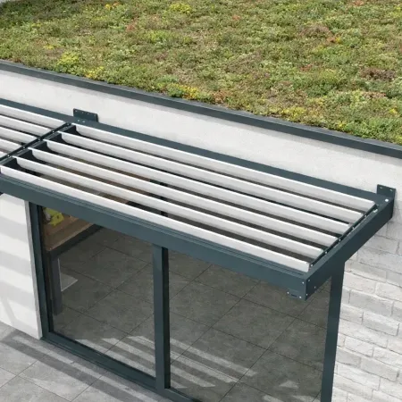 Auvent marquise suspendue en aluminium à lames fixes parallèles à la façade, installé sur une terrasse avec toiture végétalisée