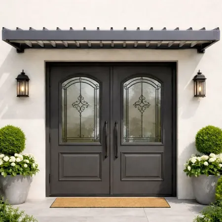 Auvent en aluminium à lames fixes de la même couleur que la porte d’entrée double vitrée, installé sur façade enduite claire