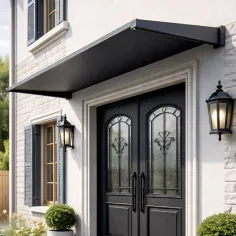 Auvent en aluminium RAL 7016 vu de côté droit, installé au-dessus d’une porte d’entrée double vitrée sur façade moderne