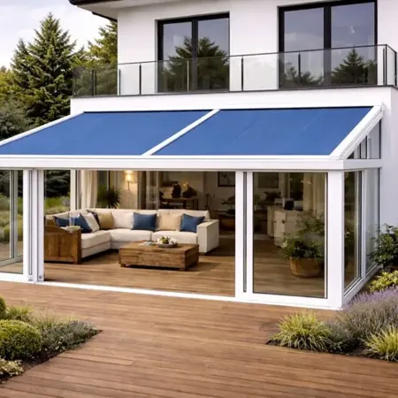 Store de toiture pour véranda avec toile bleue et traverse centrale perpendiculaire à la façade, installé sur une véranda