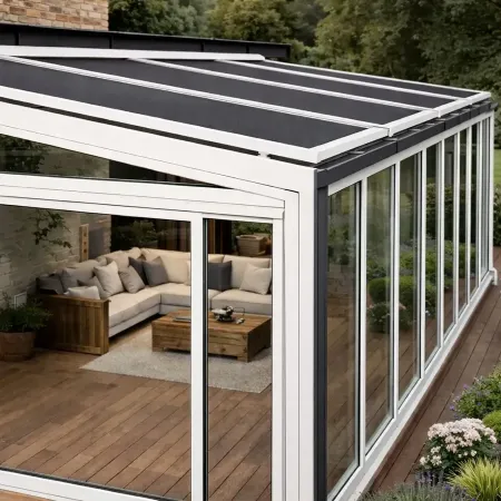 Store de toiture pour véranda avec toile gris foncé et structure en aluminium, sur une maison contemporaine