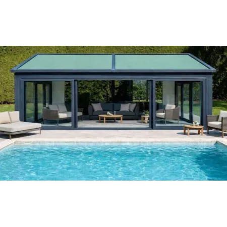 Store de toiture pour véranda avec toile vert de gris et traverse centrale, aménagée avec mobilier, face à une piscine