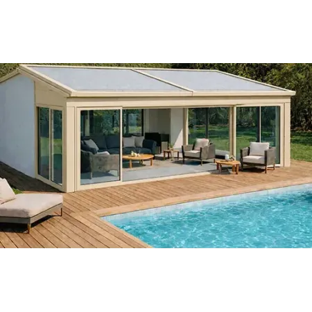 Store de toiture pour véranda avec toile gris clair, structure en aluminium RAL beige et baies coulissantes modernes en alu