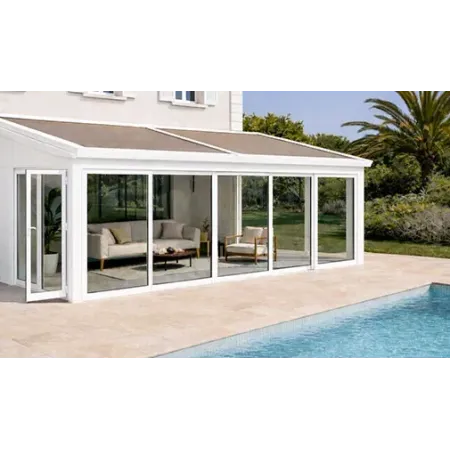 Store de toiture pour véranda avec toile taupe et structure en aluminium blanc, installé sur une véranda accolée à une villa