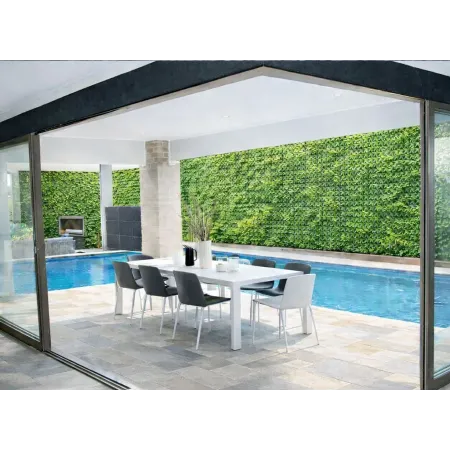 Baie vitrée coulissante d’angle en aluminium sans poteau ouvrant sur une piscine moderne avec mur végétalisé