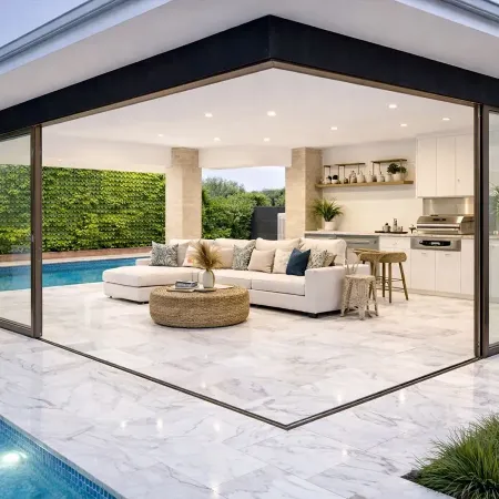 Vue extérieure d’une baie vitrée coulissante d’angle en aluminium sans poteau avec sol en marbre blanc, piscine moderne