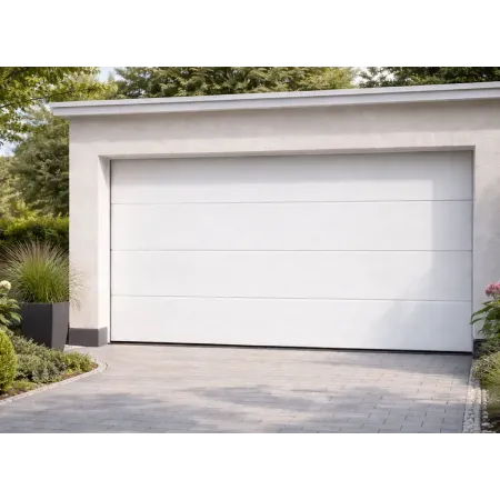 Porte sectionnelle de garage blanche sur maison individuelle avec allée pavée et jardin paysager