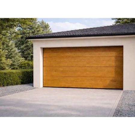 Porte sectionnelle de garage finition chêne doré sur façade beige avec allée en béton