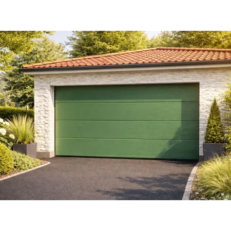 Porte sectionnelle de garage vert mousse RAL 6005 sur maison en pierre avec toiture en tuiles et allée en bitume