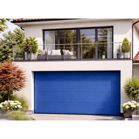 Porte sectionnelle de garage bleu gentiane mat RAL 5010 sous maison à étage avec façade claire et toiture en tuiles