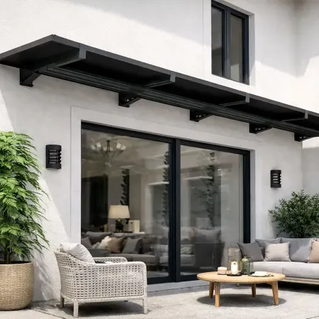 Auvent solaire photovoltaïque en aluminium anthracite installé sur une façade blanche de maison contemporaine.