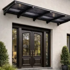 Auvent solaire photovoltaïque en aluminium anthracite installé au-dessus d’une porte d’entrée design, de maison contemporaine.