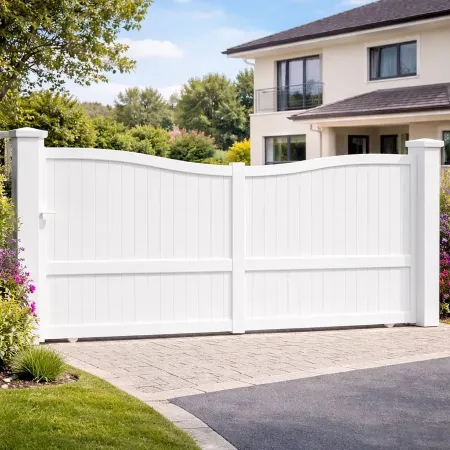 Portail coulissant en aluminium RAL 9010 blanc installé devant une maison moderne avec jardin paysager