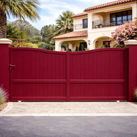 Portail coulissant en aluminium RAL 3005 bordeaux, vue de face, installé devant une villa méditerranéenne avec jardin paysager.
