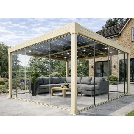 Pergola solaire en aluminium RAL 1015 avec cloisons vitrées coulissantes, installée devant une maison résidentielle