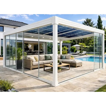 Vue latérale d’une pergola solaire en aluminium RAL 9010 avec cloisons vitrées, installée prés d’une piscine
