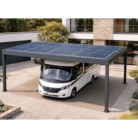 Un carport solaire en aluminium RAL 7016 avec panneaux photovoltaïques, abritant un camping-car