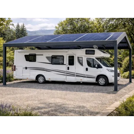 Carport solaire à 2 pentes en aluminium RAL 7016 protégeant un camping-car, installé dans un jardin résidentiel paysager