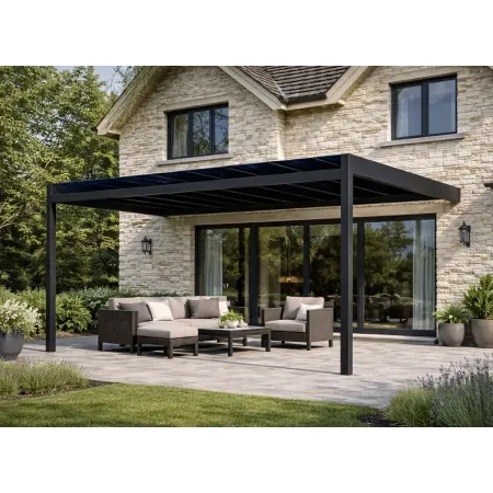 Pergola solaire adossée en aluminium noir installée devant une maison en pierre avec grande baie vitrée