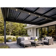 Pergola solaire adossée en aluminium noir installée devant une maison en pierre avec grande baie vitrée 2