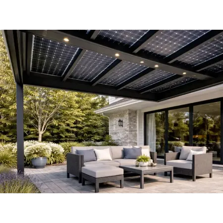Vue de dessous d’une pergola solaire en aluminium RAL 7016 avec panneaux photovoltaïques noirs