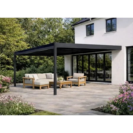 Pergola solaire adossée en aluminium RAL 7016 avec panneaux photovoltaïques noirs, abritant un salon de jardin