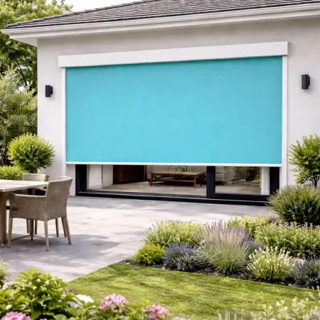 Store vertical ZIP fermé avec ossature RAL 9010 et toile Serge Ferrari Soltis 92 Lagon 2160 sur terrasse avec jardin paysager