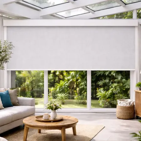 Store vertical ZIP intégré en véranda avec coffre compact RAL 9010 et toile gris clair filtrante