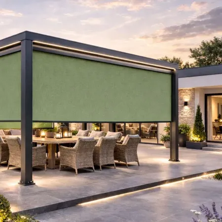 Pergola bioclimatique fermée avec stores ZIP Serge Ferrari Soltis 92 Vert Mousse 2158 sur tous les côtés