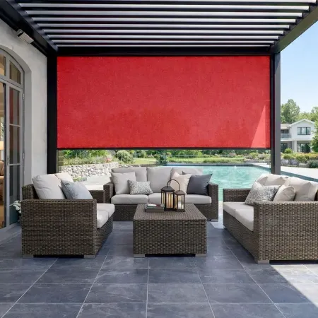 Pergola aluminium avec store ZIP Serge Ferrari Soltis 92 Rouge 8255 et salon de jardin en résine tressée au bord d’une piscine
