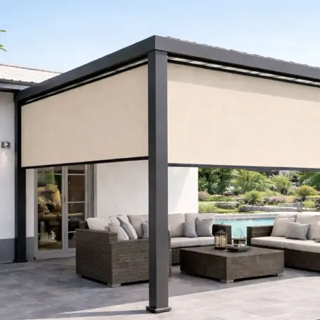 Pergola aluminium avec store vertical ZIP toile beige clair installée sur terrasse au bord d’une piscine
