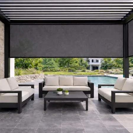 Vue intérieure d’une pergola aluminium avec store ZIP Soltis 92 Anthracite 2047 sur terrasse avec piscine et façade en pierre