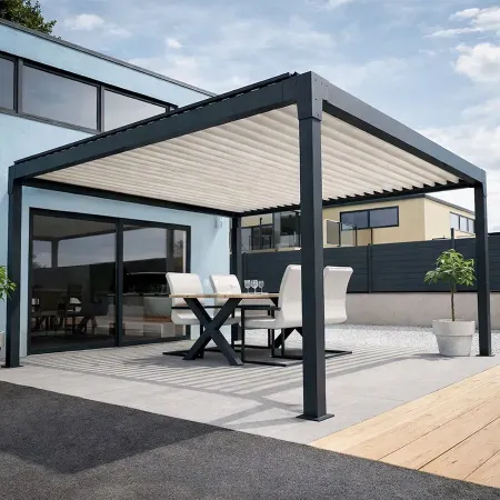 Pergola bioclimatique Lucia îlot en aluminium anthracite avec lames orientables installée sur une terrasse moderne