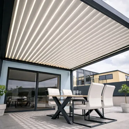 Vue de dessous d’une pergola bioclimatique Lucia îlot en aluminium anthracite avec lames orientables fermées